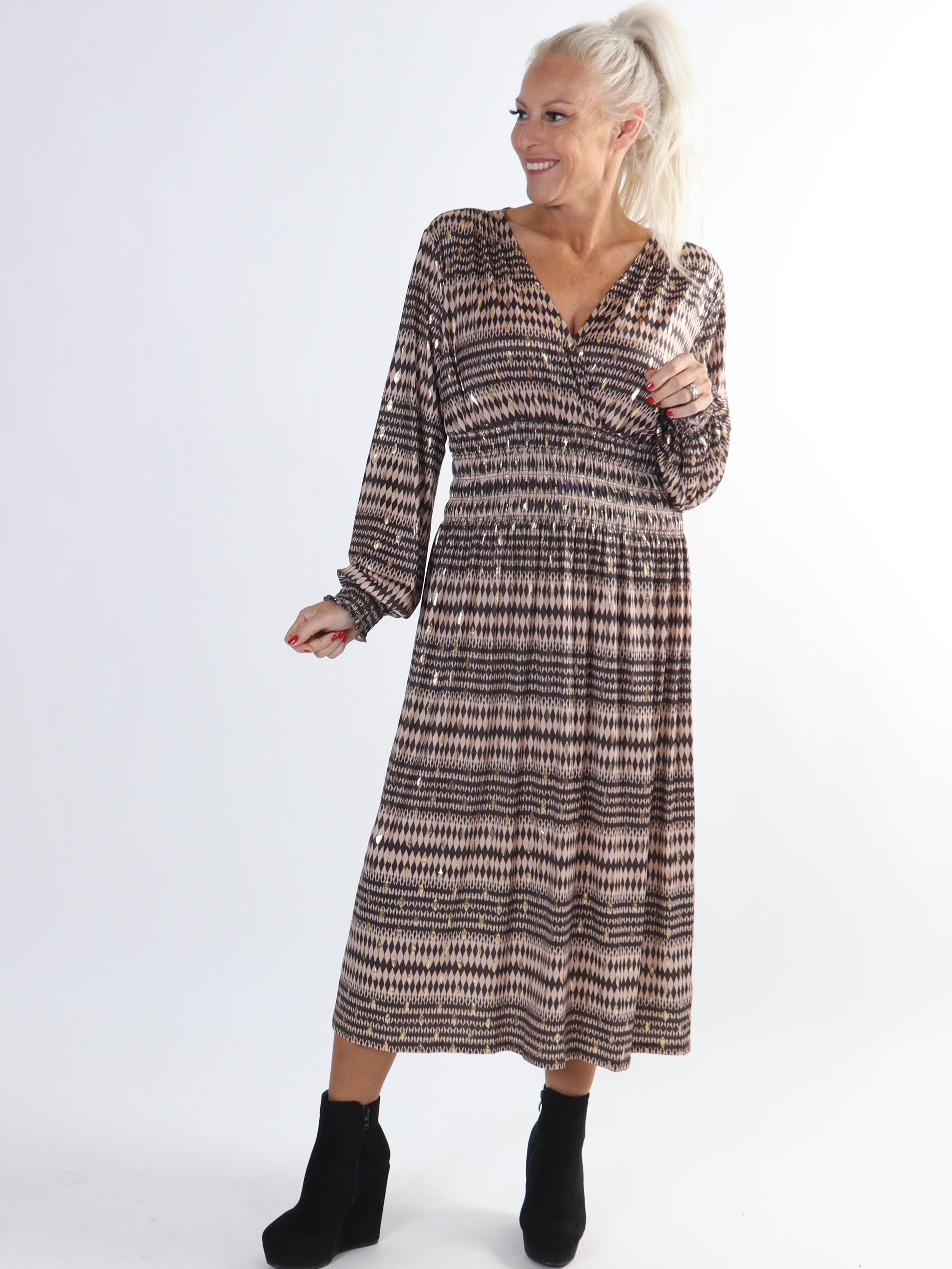 Pams Stripe Midi L/S - Mönstrad klänning med gulddetaljer i plusstorlek